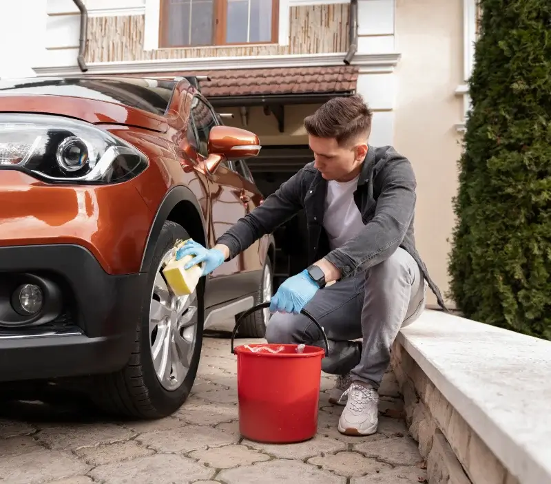 Lavage auto à domicile Gomené : professionnel intervenant sur un véhicule